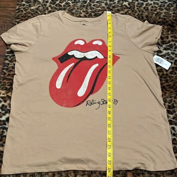 Torrid The Rolling Stones Tan Distressed Lip Graphic Shirt Modern Music Boho - Picture 8 of 10